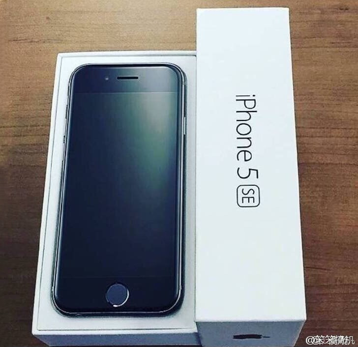 iPhone 5se de Apple sacado de la caja delante de una c�mara